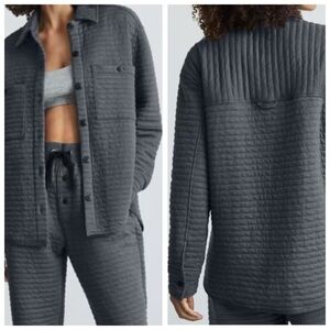 Everlane The Organic Cotton Quilted Shirt Jacket in Gray